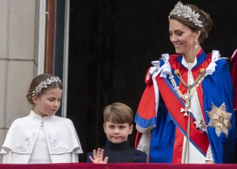 Princese Ketrīna un viņas meita princese Šarlote karaļa Čārlza kronēšanas dienā