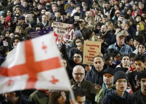 Gruzijā tūkstošiem cilvēku protestē pret vēlēšanu rezultātiem